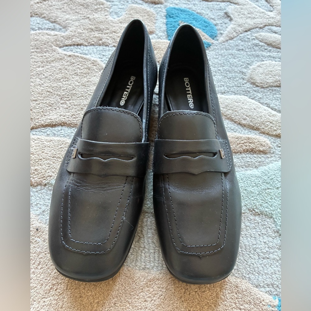Woman’s Black leather Botter Loafers.